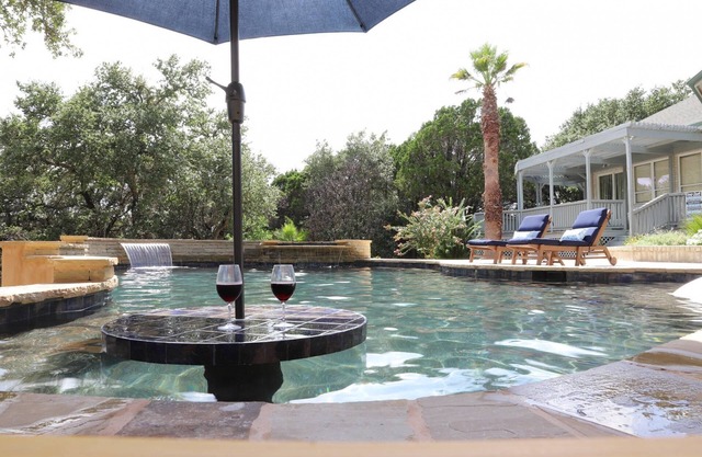 ¡Cotizada recientemente! CasaAzul: 2 Master Suites, Porche envolvente, Sun Room, Retiro privado Mins to Lake!