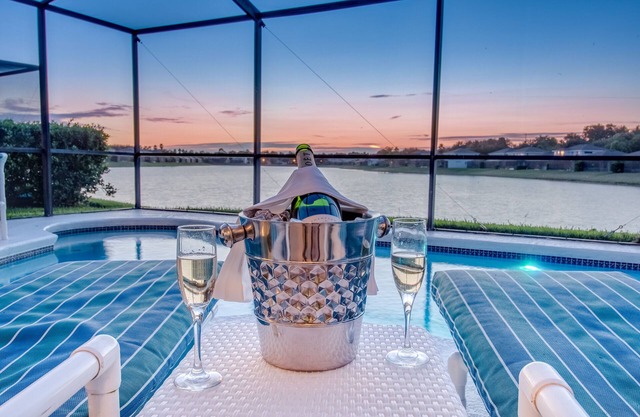2 Masters, jacuzzi, sala de juegos, impresionantes vistas al lago, Disney a solo 4 millas.