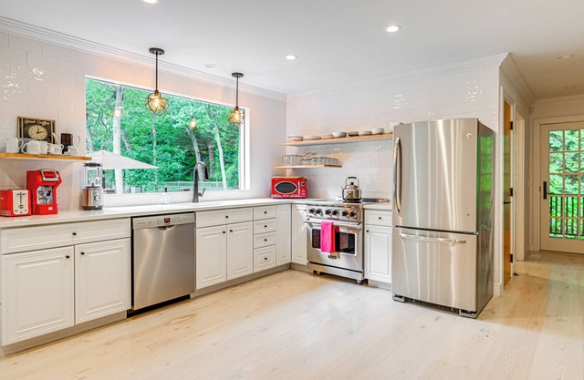2 Mi to Beach: Dog-Friendly Home in Wainscott!