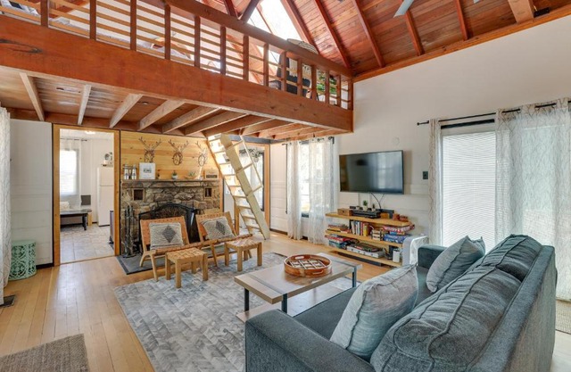 2 Mi to Big Bear Lake Cabin with Game Room