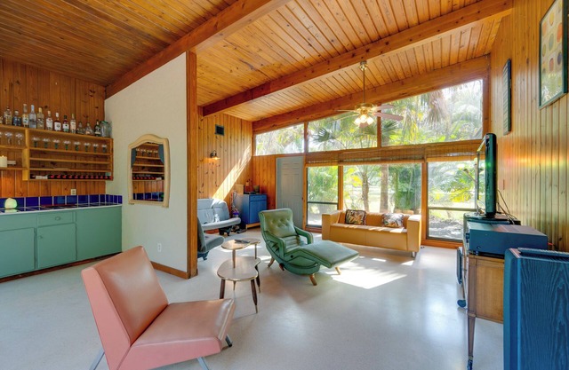 2 Mi to Riverwalk: Palmetto Gem w/ Fire Pit & BBQ