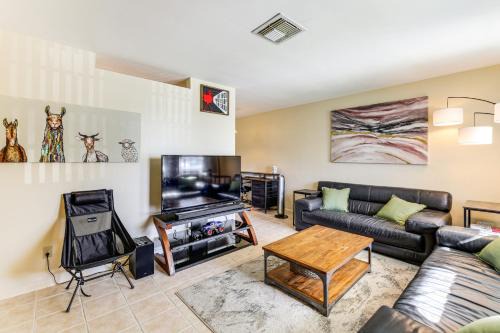 2 Mi to Shore Riviera Beach Retreat with Yard