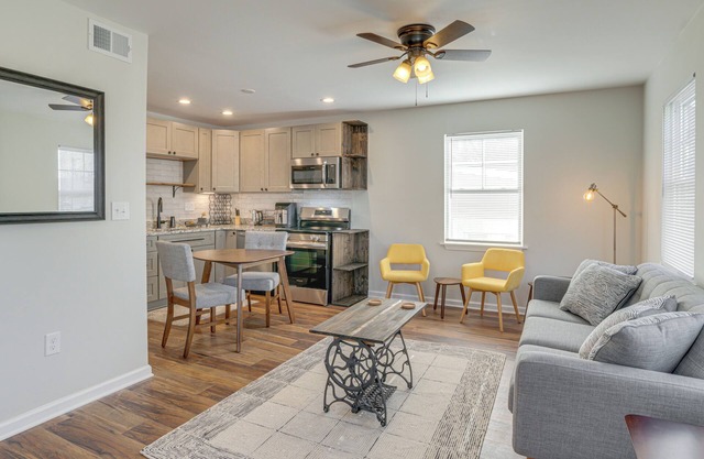 2 Mi to University of Louisville: Apt w/ Fire Pit!