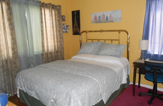 2 Miles Burbank Airport/7 Miles Universal/ Studios/N Hollywood. Cozy Room