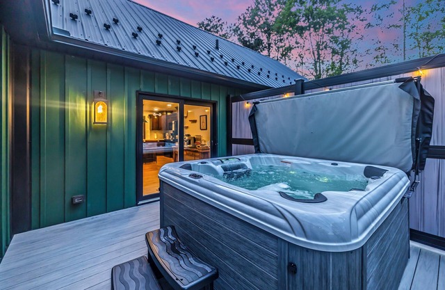 Blue Creek Chalet with luxurious beds, pickleball, hot tub, fireplace, pool table & more