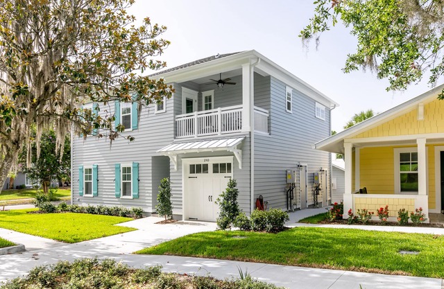 2 min walk to Downtown/KING BED /Golf Cart Rental/Pet Friendly!