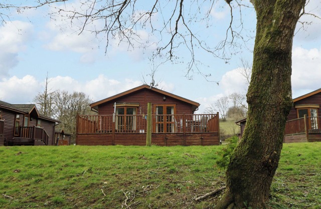 2 RIVERSIDE LODGE, family friendly, with hot tub in Cenarth