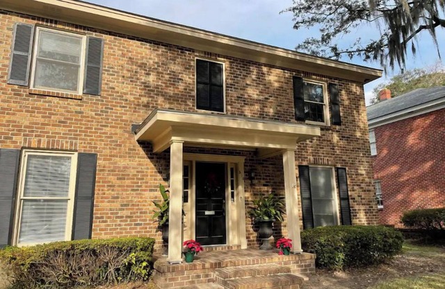 2 Story apartment in Ardsley Park with patio.