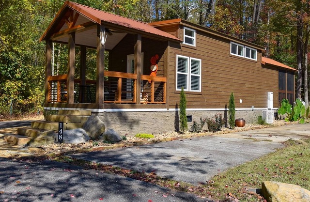 2-story snowbird-friendly home with firepit, deck, porch, washer/dryer, & AC