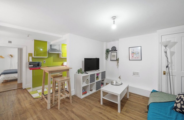 20 min from London centre| 2 bedrooms w/ ensuite baths, kitchen & living room.