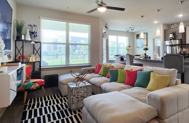 20 minutes from Downtown Houston , Hobby airport, George Bush airport