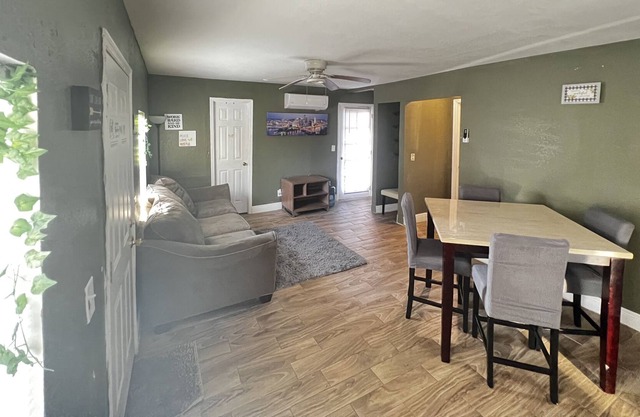 20 minutes to the theme park! Family-sized 2/1 with backyard sleeps 7