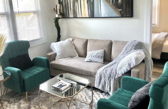2022 NEWLY BUILT APT, W/ WASHER DRYER, 10 MINUTES from UofC and DOWNTOWN