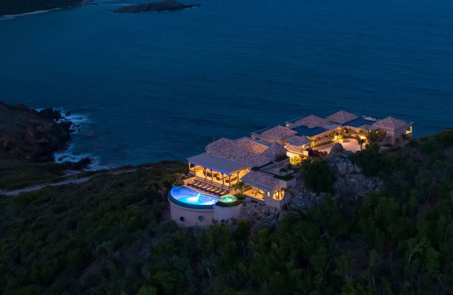 NUEVO Oceanfront Luxury Couple & Family Villa 5 King Identical Suites & Full AC
