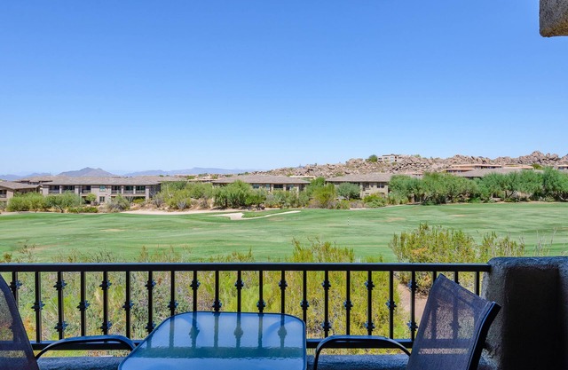 ¡Casa de lujo de 2450 pies cuadrados con campo de golf y vistas a la montaña!