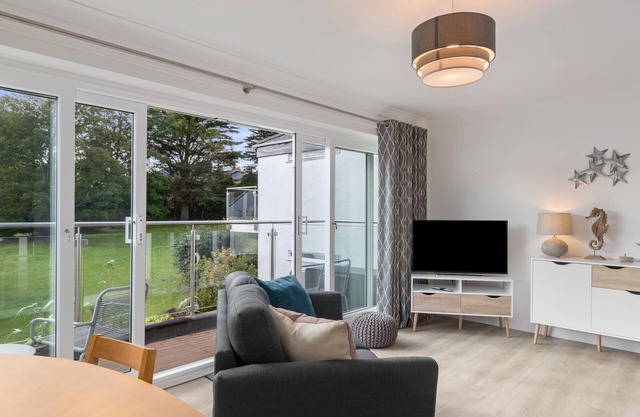 25 Coedrath Park - Sea Views From Balcony Short Walk to Beach Parking