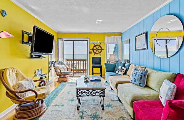 275 W First St #22F