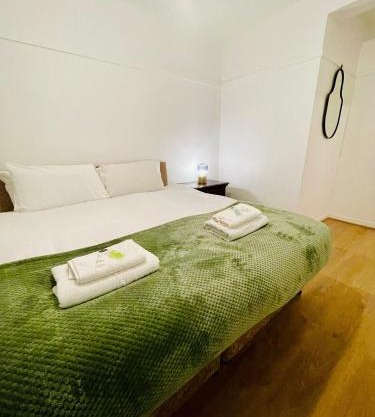 2BD CanaryWharf Mile End Private Balcony FREE Parking