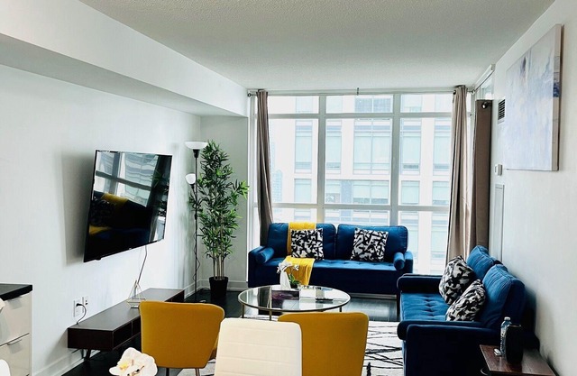 2BD Condo W Free Parking Near CN Tower