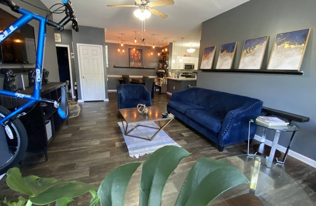 *2bed/ 2bath perfect for service workers & flight attendants*