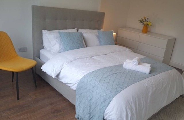 2Bed Flat Sleeps 5-6 Easy City Access with parking