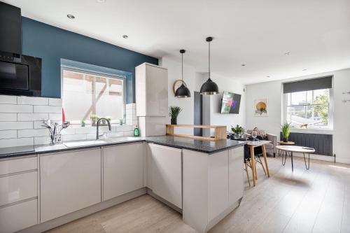 2Bed1Bath Modern Duplex Apartment next to Queens Park station