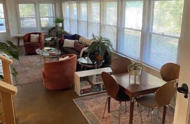 2BR/2BA, Clean, Comfy & Steps from Dining & Sound w/ Tesla charging station