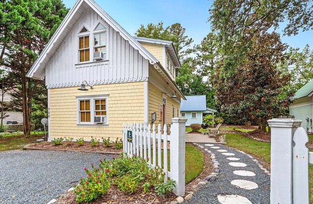 2BR coastal cottage w/ whirlpool tub & patio