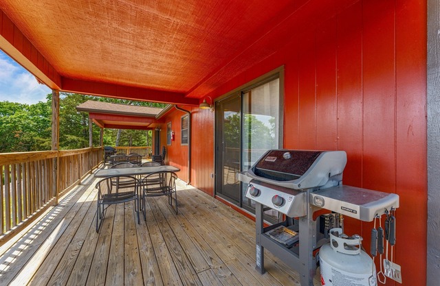 2BR Duplex Cabin w/Community Pool + Boat dock