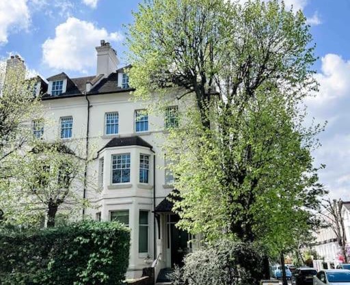 2BR Flat in Townhouse on Historic Abbey Road with Free Parking BEST LOCATION St John's Wood