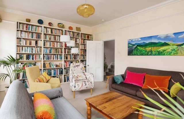 2BR flat with roof terrace