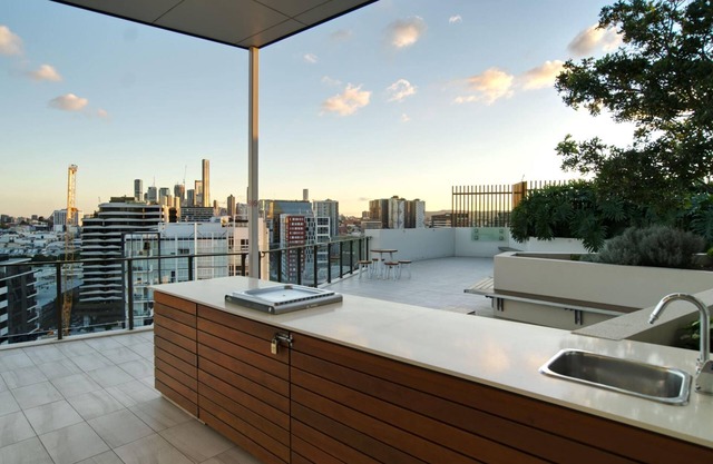2BR Food&Drink Hub ????Pool????????2 cars????Gym????Rooftop