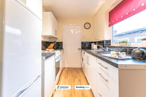 2BR House in St Helens, Fully furnished, Perfect for Short or Long Stays