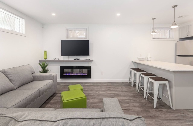2BR Lower Suite near Broadway w/ Fireplace