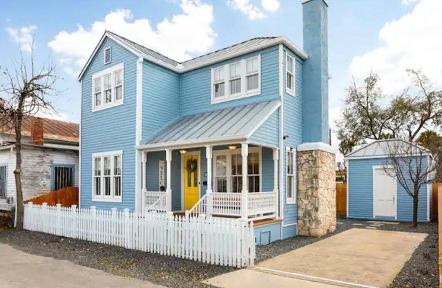 Vacation Home 2BR w/ BBQ-Hot Tub-Fire Pit & Deck