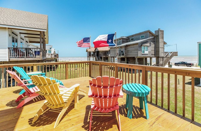 2nd Row Beachside w/ Gulf Views, Updated Interior, 2 Decks & Easy Beach Access