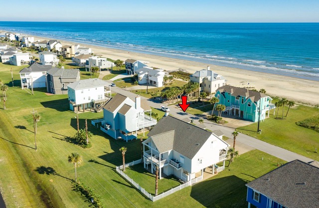 2nd Row Dog Friendly Home w/ Gulf views, Covered Deck, Close to Beach