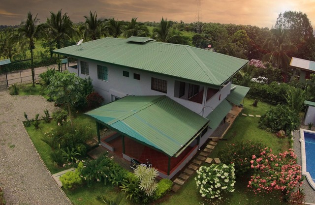 2story House with private pool/large balcony in the countryside
