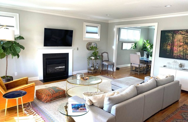 3/2.5: Walk to Beltline and dining; firepit, BBQ, Apple TV, sleeps 5