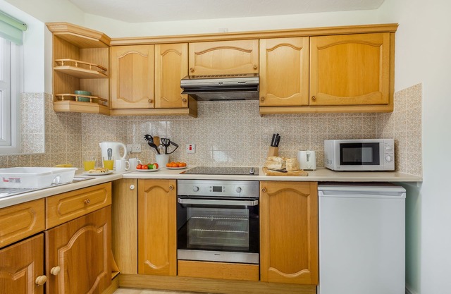 3 ALL SAINTS AVENUE, family friendly, with a garden in Deganwy