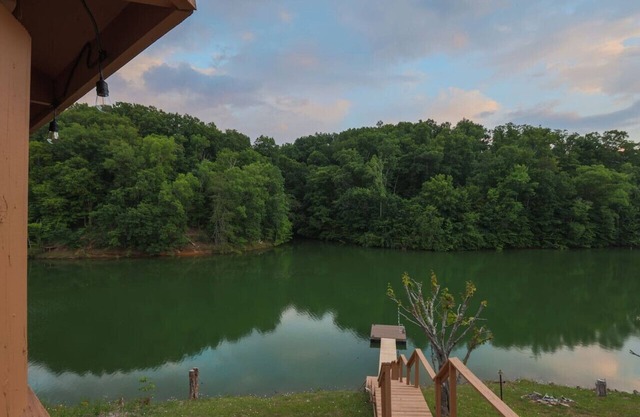3 bed, 3 bath Lakeside Retreat