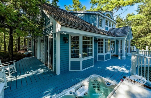 3 bed + loft 3 bath cottage on Lake Rosseau! Hot Tub! BBQ!