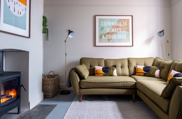 3 Bed luxury cottage in Cornish coastal village perfect for families