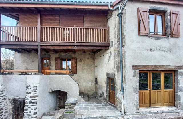 Alojamiento de 3 habitaciones en Saint-Genès-Champanell