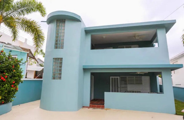3-Bedroom, 1-Bathroom Apartment at Shacks Beach. Beach access footsteps away.