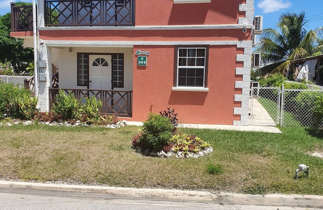 Apartamento de 3 dormitorios y 2 baños. Duerme familia de 6. Muy comodo y seguro