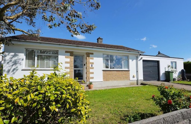 3-Bedroom bungalow with parking, Goldsithney, Penzance, Cornwall