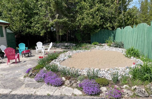 3 Bedroom Cottage Sauble Beach - easy walk to downtown and beach (< 5 minutes)