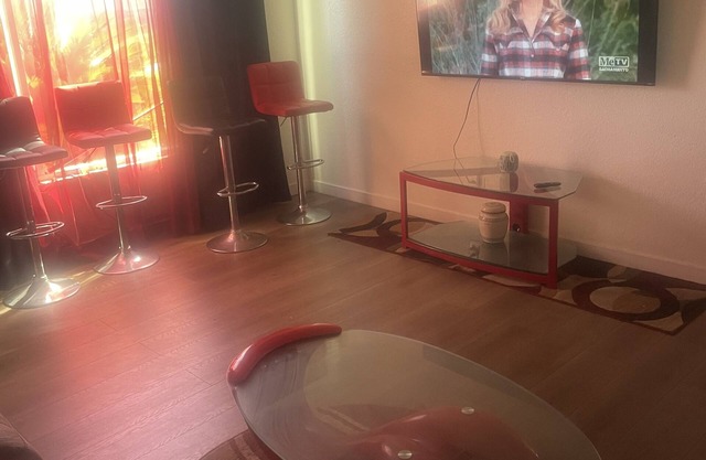 3 bedrm house with nice backyard for bbq and small gatheringin N highlands
