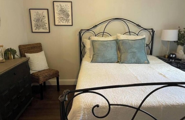 3-bedroom house in charming Elizabethtown with AC, WiFi, quiet and convenient.